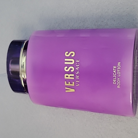 VERSUS Delicate Body Lotion 6.7 FL oz - Picture 4 of 14
